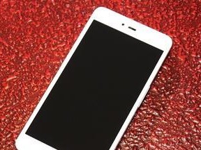 锤子坚果手机32G的优点与劣势（性能出众、存储不足及价格亲民的辨析）