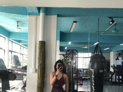 如何拍摄出美观的背部照片（掌握技巧，展现迷人的背影）
